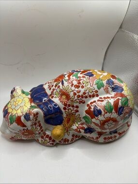 Japanese  Porcelain Crouching Sleeping IMARI Cat Sculpture Signed Base